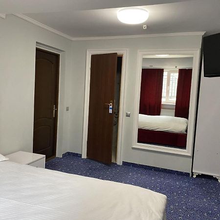 Leoton Chernivtsi Otel Dış mekan fotoğraf