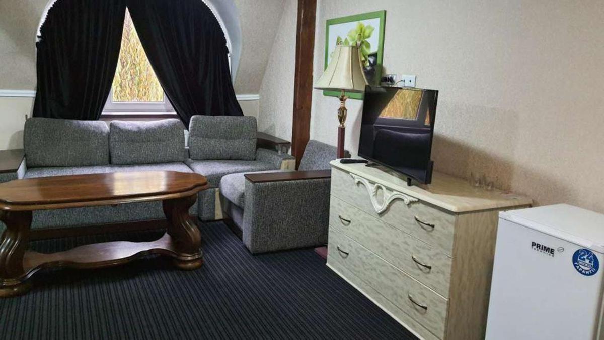 Leoton Chernivtsi Otel Dış mekan fotoğraf