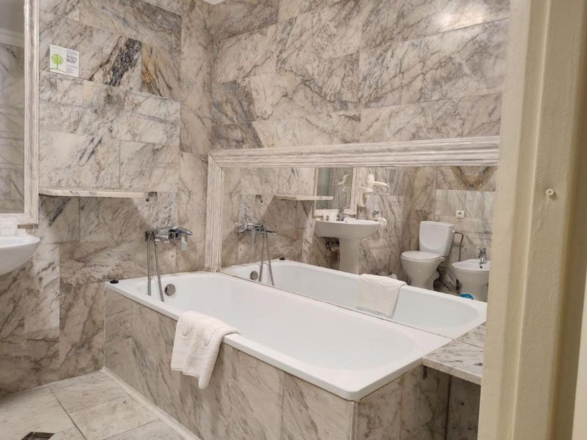 Leoton Chernivtsi Otel Dış mekan fotoğraf