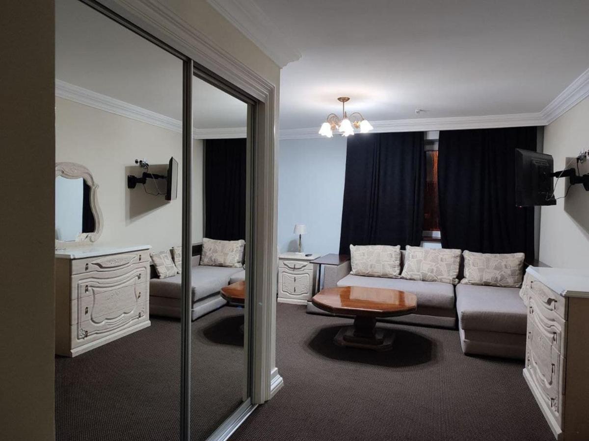 Leoton Chernivtsi Otel Dış mekan fotoğraf