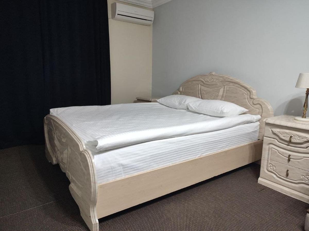 Leoton Chernivtsi Otel Dış mekan fotoğraf