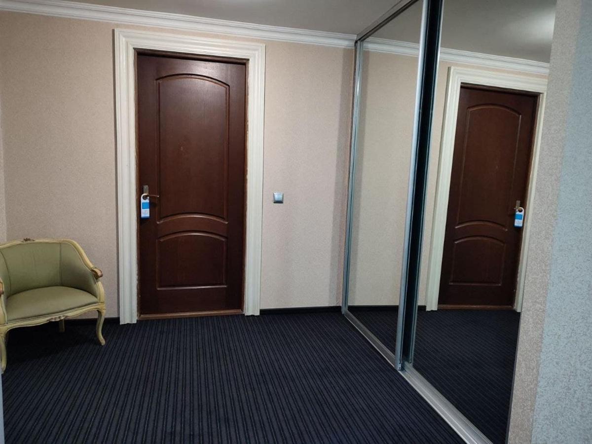 Leoton Chernivtsi Otel Dış mekan fotoğraf