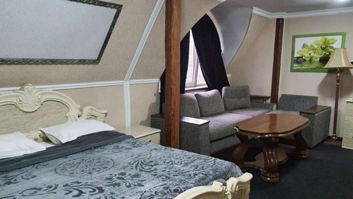 Leoton Chernivtsi Otel Dış mekan fotoğraf