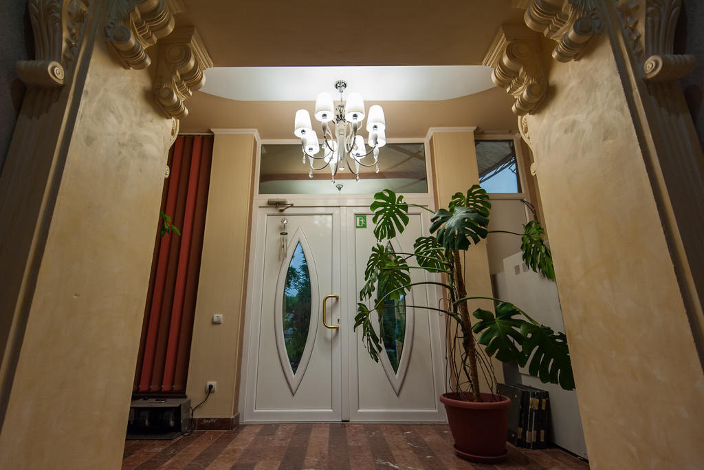 Leoton Chernivtsi Otel Dış mekan fotoğraf